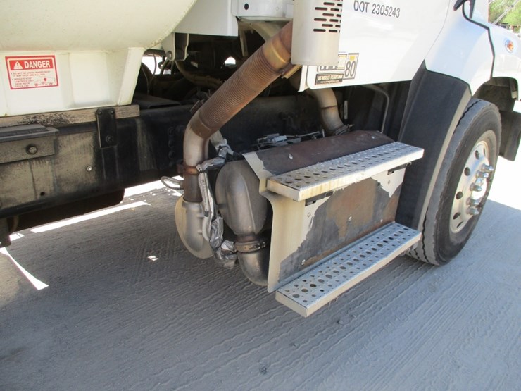 2014-freightliner-114sd-image-25