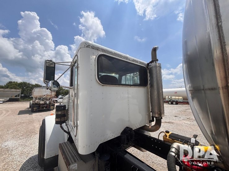 2000-peterbilt-357-image-29