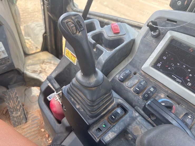 2019-caterpillar-440-image-31