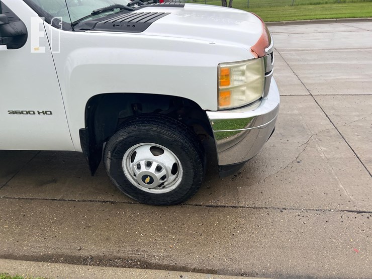 2011-chevrolet-3500hd-image-19