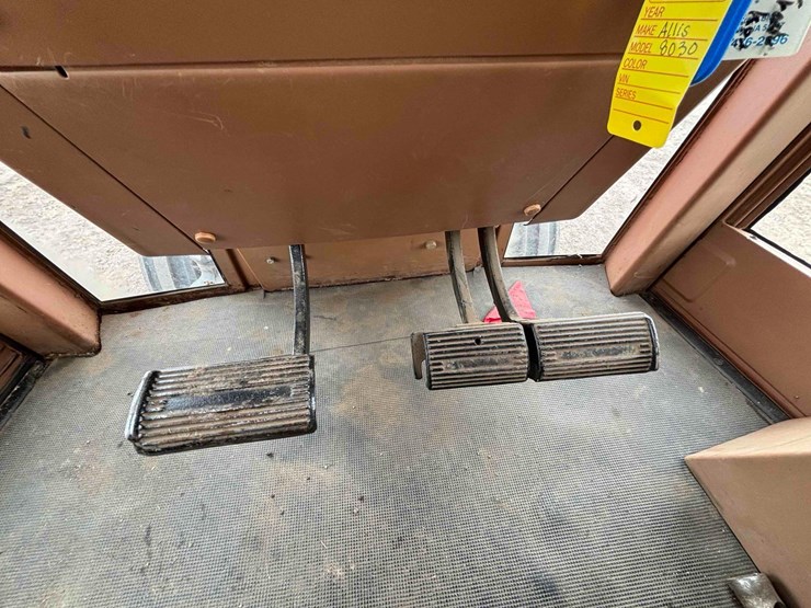 1982-allis-chalmers-8030-tractor-image-21