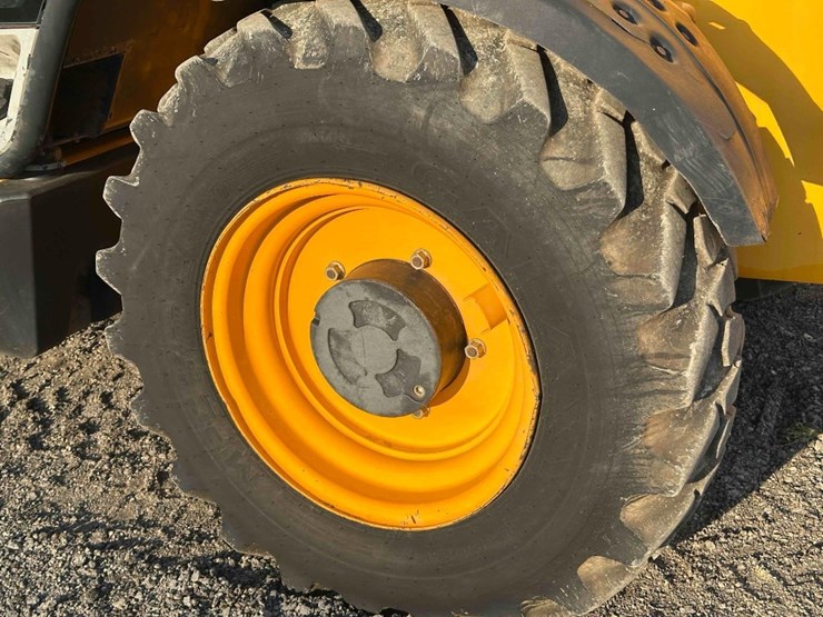 2011-jcb-541-70-image-19