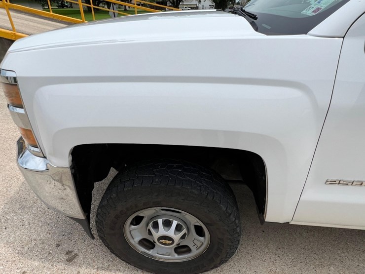 2015-chevrolet-silverado-2500hd-image-17
