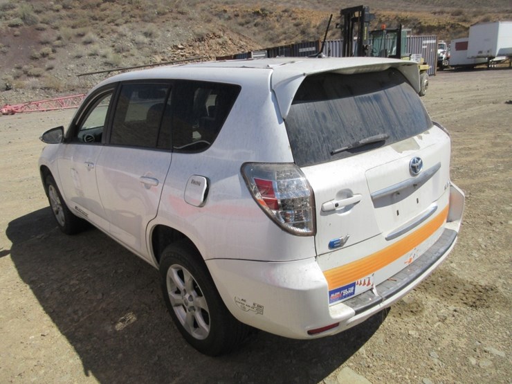 2014-toyota-rav4-image-3