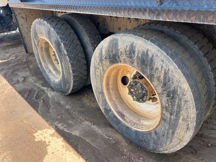 2003-peterbilt-330-image-24