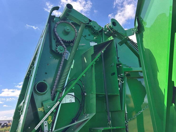 john-deere-560m-image-25