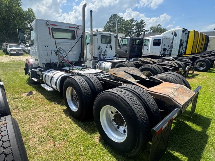 2015-volvo-vnl64t---d13-with-405-hp---10-sp-588,720-miles-showing-- 4v4nc9eg7fn933949-image-5