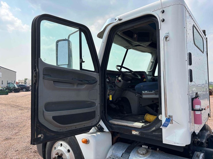 2008-freightliner-columbia-straight-truck-image-28