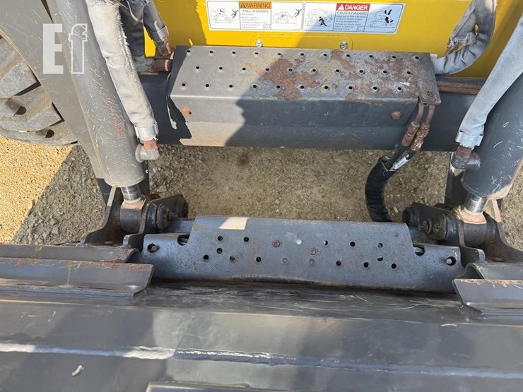 2019-new-holland-l220-image-9