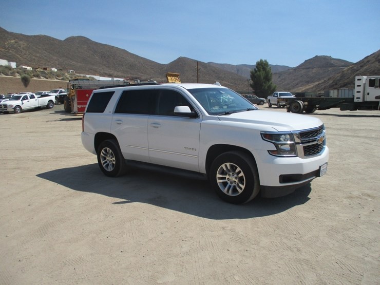 2016-chevrolet-tahoe-ls-image-2