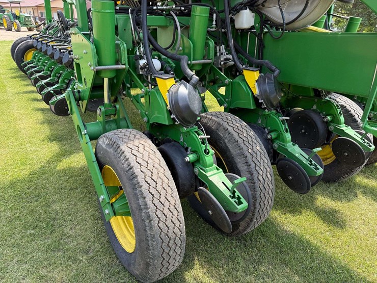 2014-john-deere-1770nt-image-32