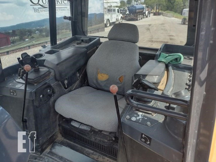 2011-deere-850k-image-15