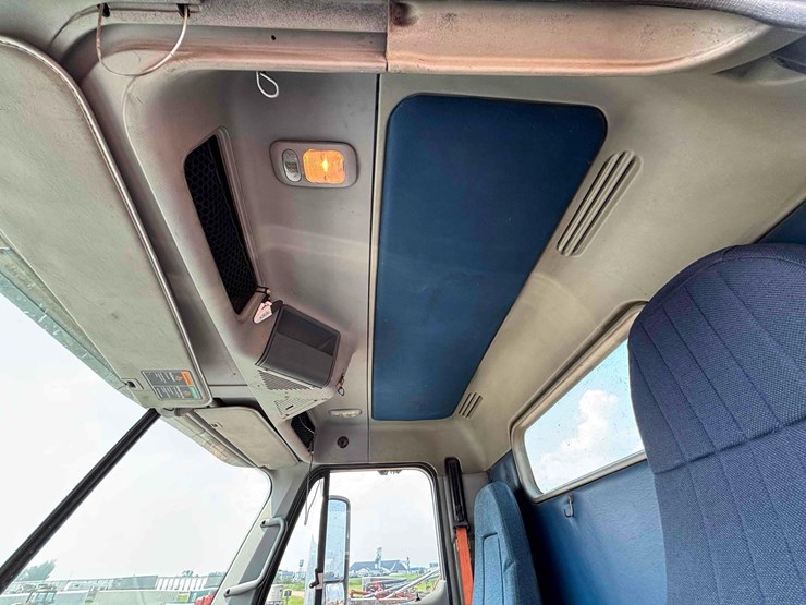 2008-freightliner-columbia-straight-truck-image-30