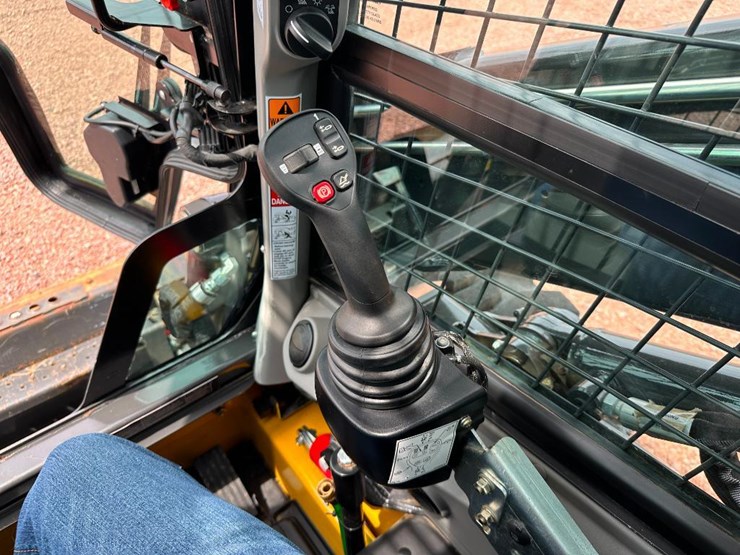 2022-new-holland-l328-image-32