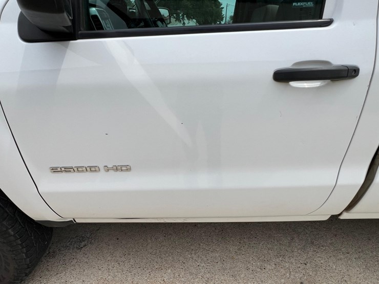 2015-chevrolet-silverado-2500hd-image-15