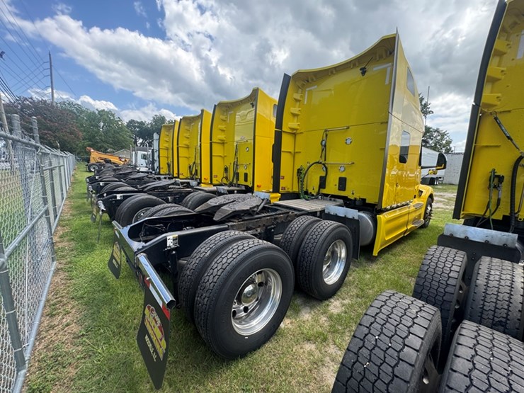 2023-peterbilt-579-image-3