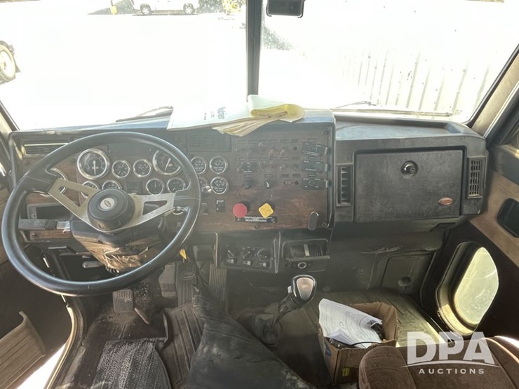 2000-peterbilt-379-image-10
