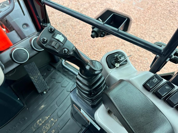 2021-kubota-r640-image-51