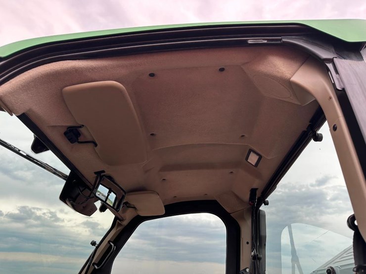 2022-john-deere-gator-image-34