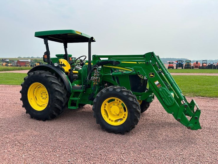 2018-john-deere-5075m-image-3