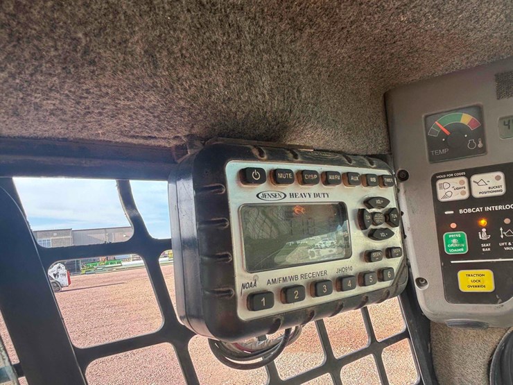 2008-bobcat-t320-image-21