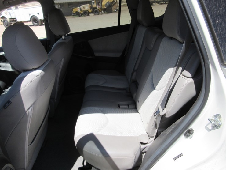2014-toyota-rav4-image-10