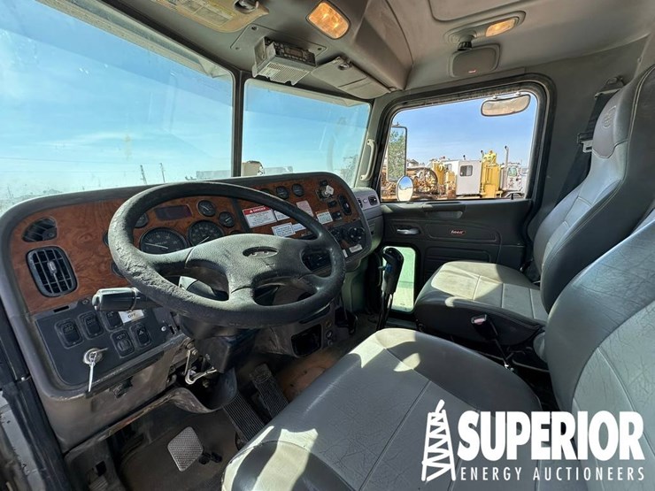 2007-peterbilt-365-image-9