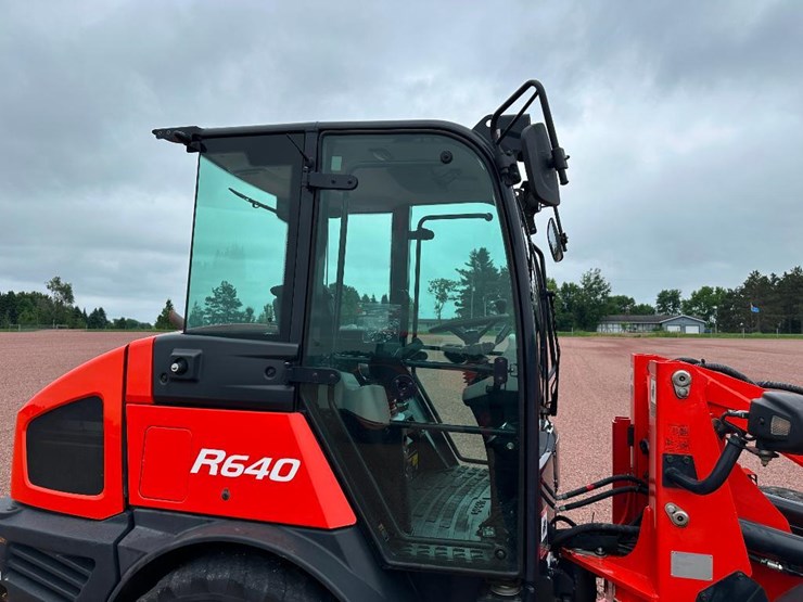 2021-kubota-r640-image-12
