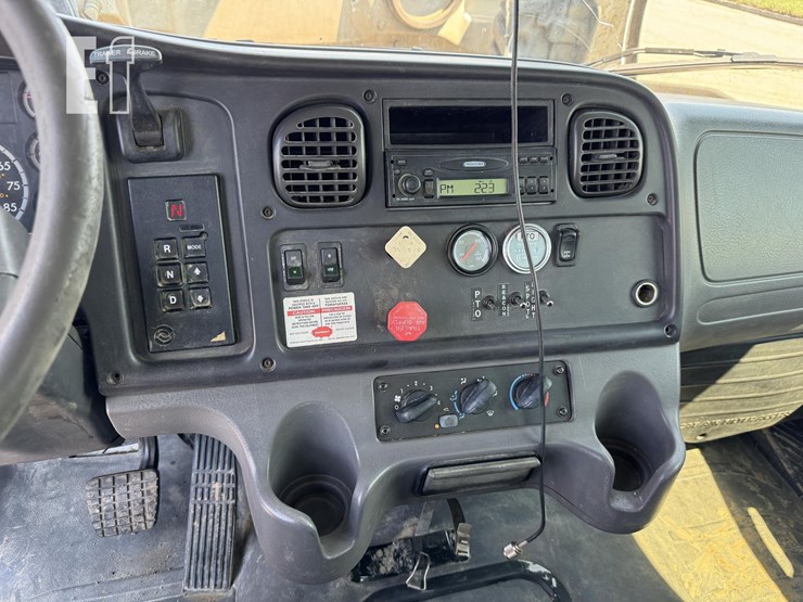 2005-freightliner-business-class-m2-106-image-42