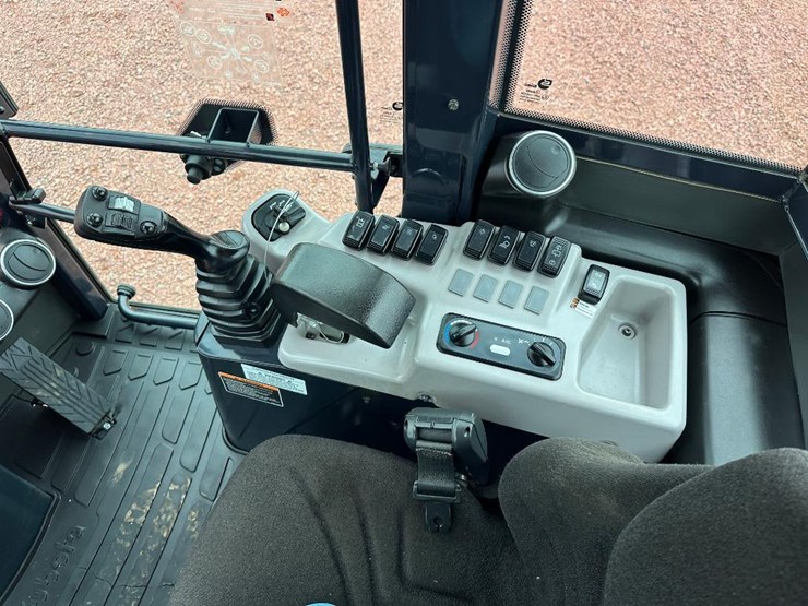 2021-kubota-r640-image-47