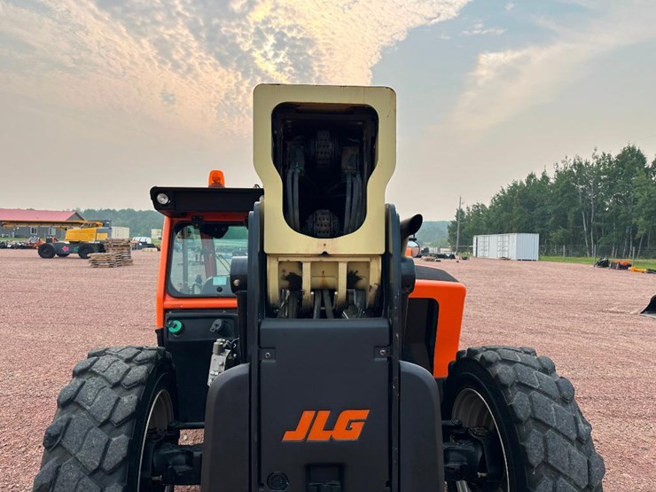2016-jlg-1055-image-16