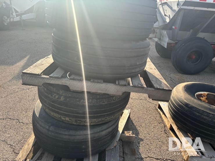 implement-tires-(dr11904)-image-3