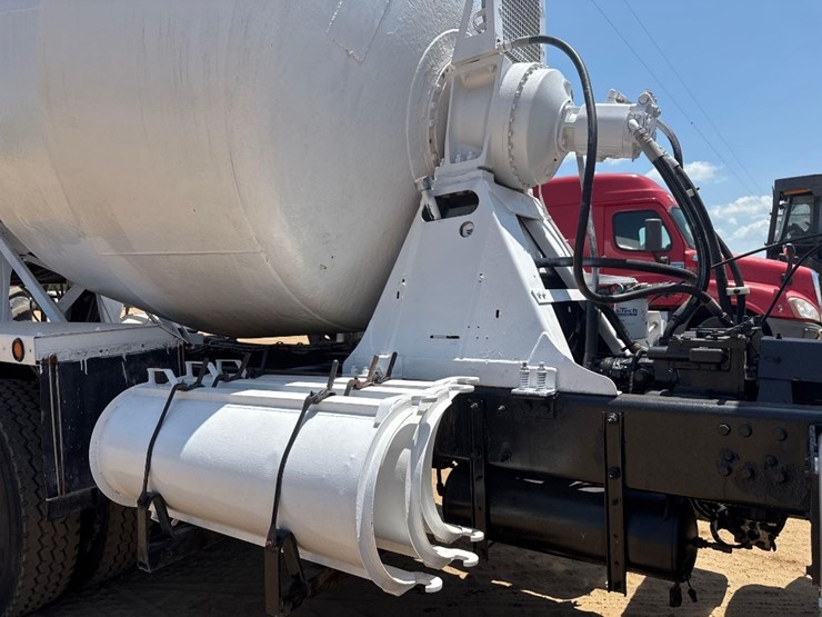 2015-peterbilt-class-8-cement-mixer-truck-image-20