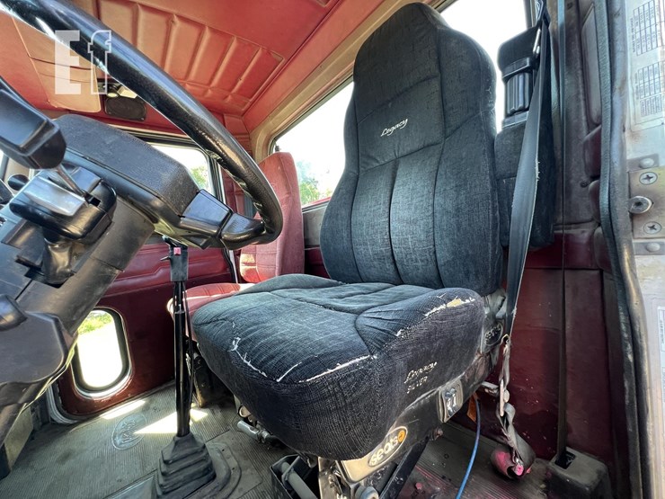 1998-peterbilt-385-image-28