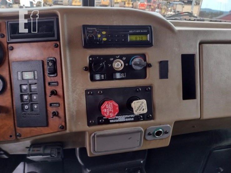 2009-peterbilt-335-image-10