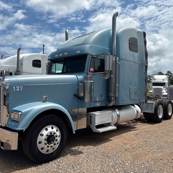 #127 • 2003 FREIGHTLINER FLD132 CLASSIC TRUCK TRACTOR
