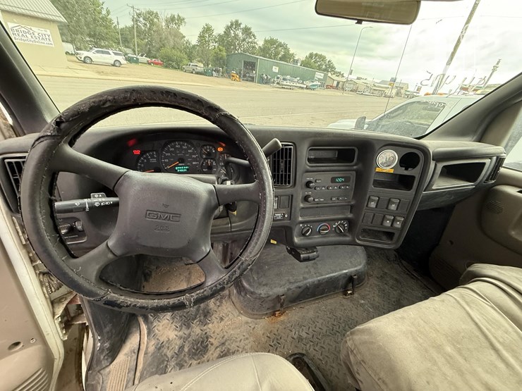 2004-gmc-5500-image-15