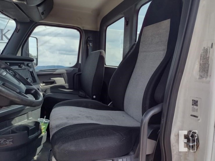 2018-freightliner-cascadia-126-image-11