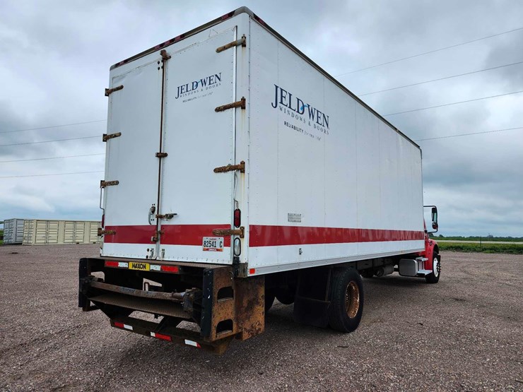 2004-freightliner-m2-chassis-image-3