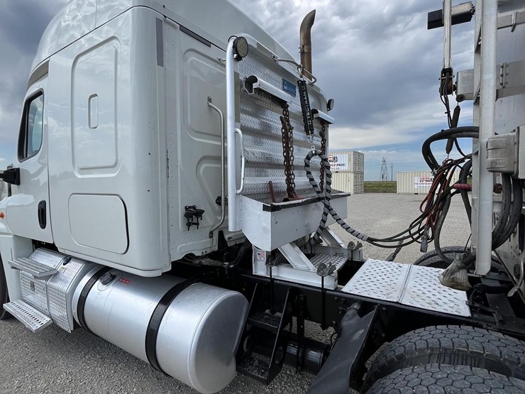 2014-freightliner-cascadia-125-image-28