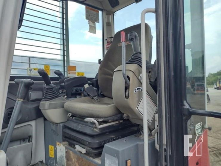 2015-takeuchi-tb280fr-image-12