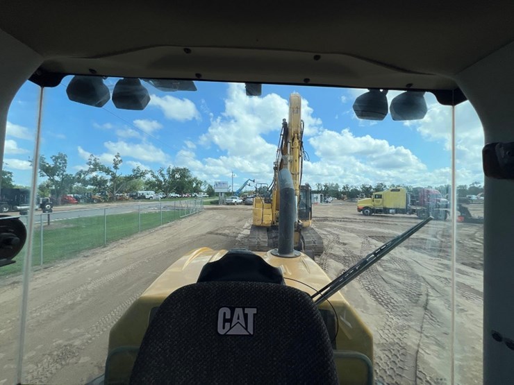 2022-caterpillar-cs54b-image-29
