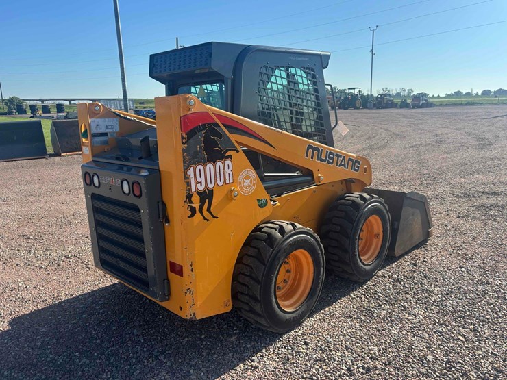 mustang-1900-skid-steer-image-4