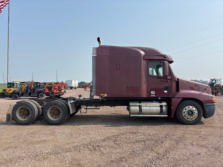 2001-freightliner-truck-tractor-image-6