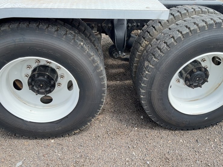 2003-freightliner-fl112-image-10