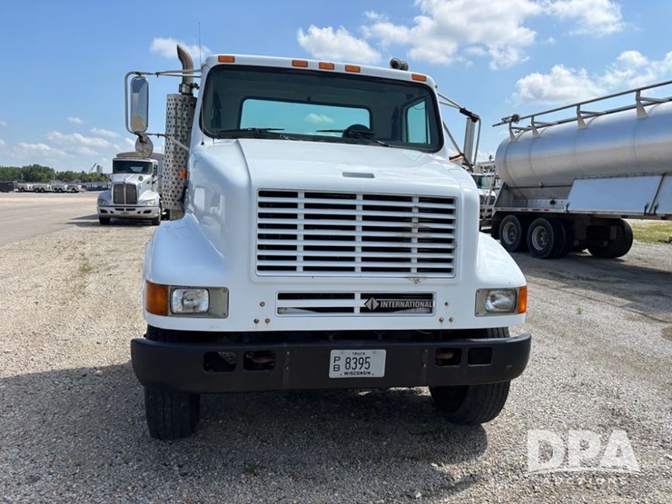 2000-international-8100-image-4