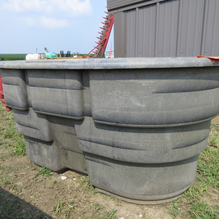 Rubbermaid 100 gal Poly Tank