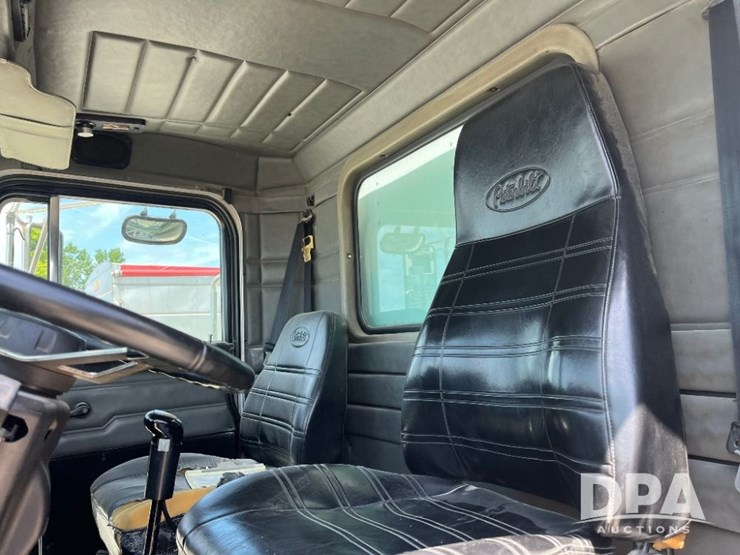 1999-peterbilt-385-image-68