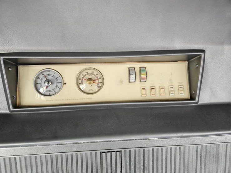 #2549-•-1972-airstream-sovereign-23973-camper-image-10