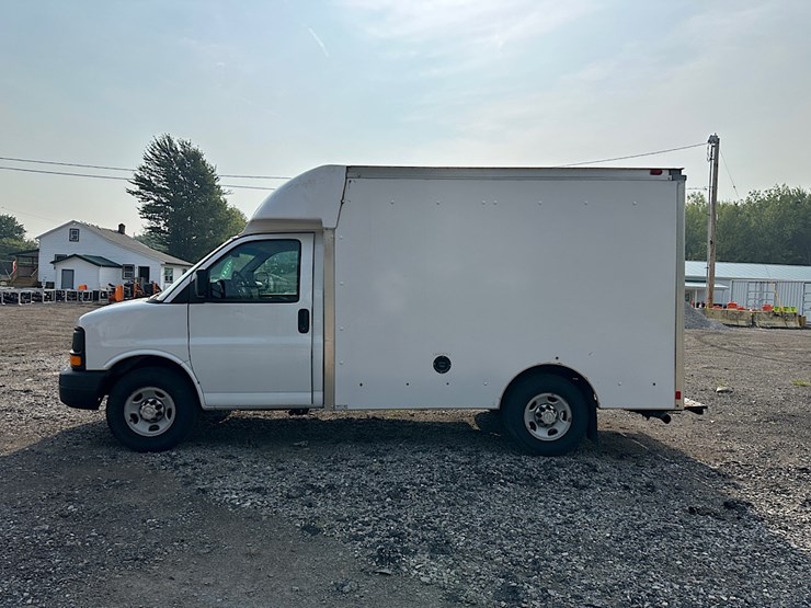 2015-chevrolet-express-box-van-image-8